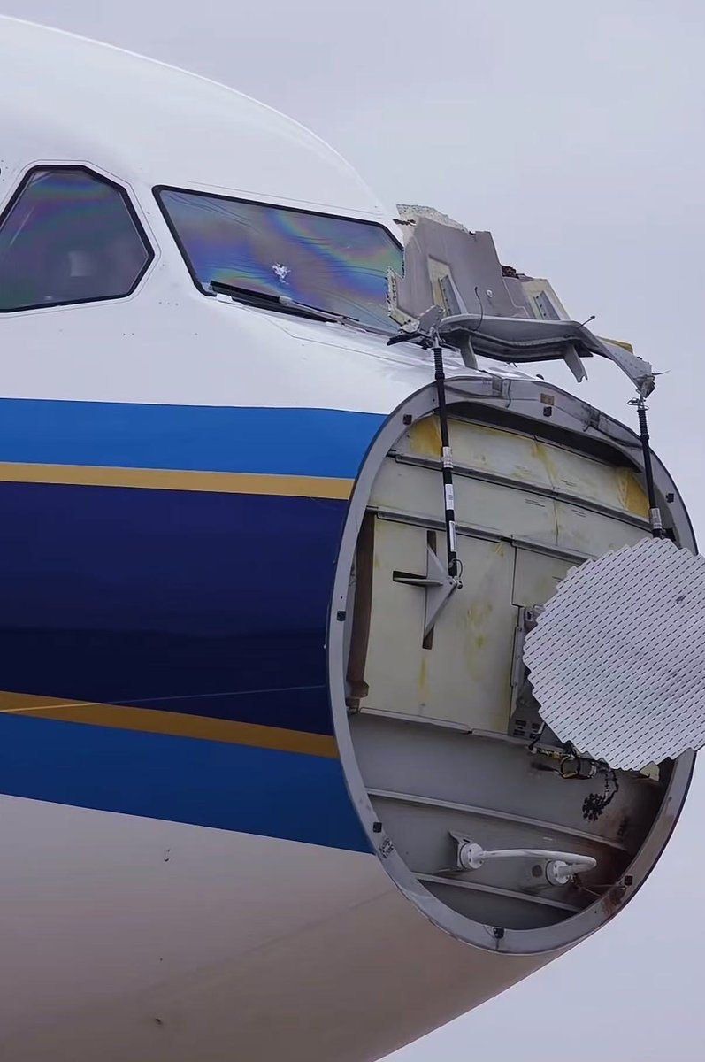 Nick16752279's tweet photo. Today, a 330-343 lost his ‘nose’ ,according to the CZ official, it suffered a bird strike, do you guys believe it?#aviation #pilot #airbus https://t.co/VjL1UfnznC