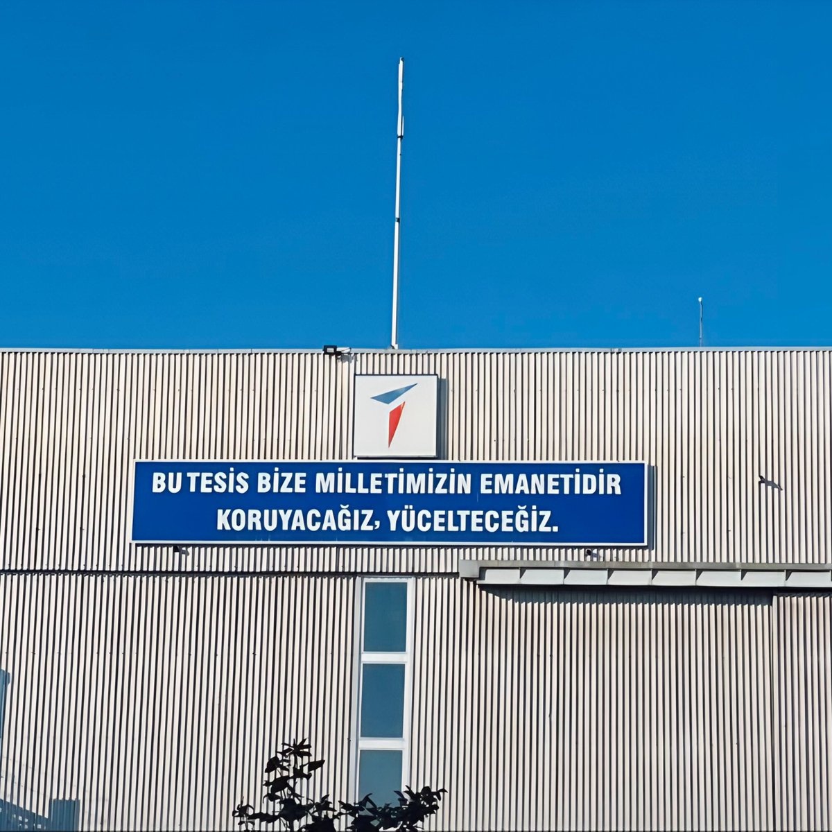 ⚫️ 5 şehit verdiğimiz TUSAŞ fabrikasındaki silahlı saldırıyı düzenleyen teröristlerin fotoğrafları, bugün Diyarbakır’da düzenlenen nevruz kutlaması adı altında sergilendi.