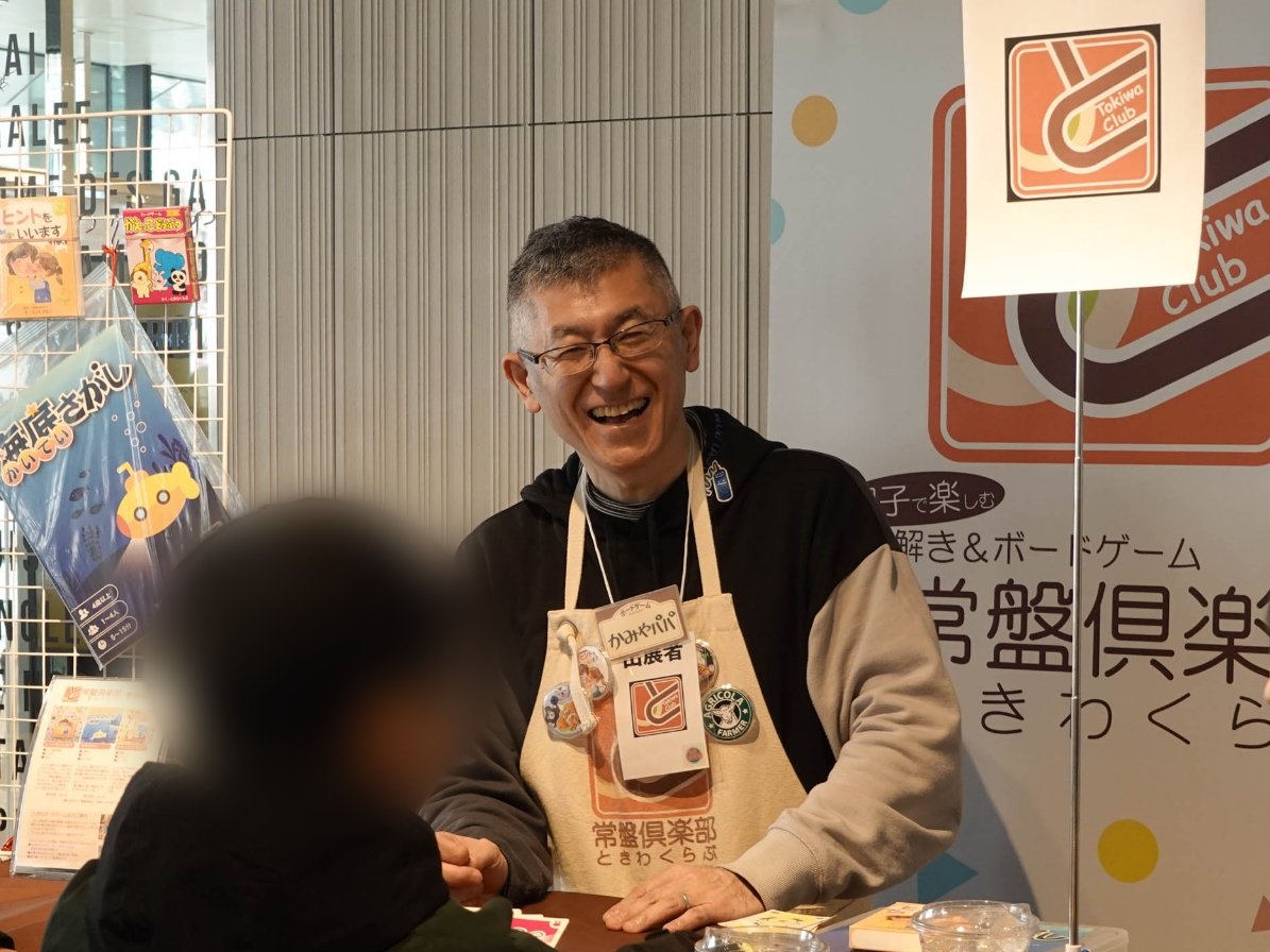 本日は #道産ボドゲ市 でした！
初開催のため主催者のかたが心配されていましたが、開催してみればとても多くのかたが来場して遊んでくれました！
私もとても楽しかったです！
（写真はいただいたものですが、とてもいい瞬間を残していただいて嬉しくて掲載。今回のイベントを象徴する1枚）