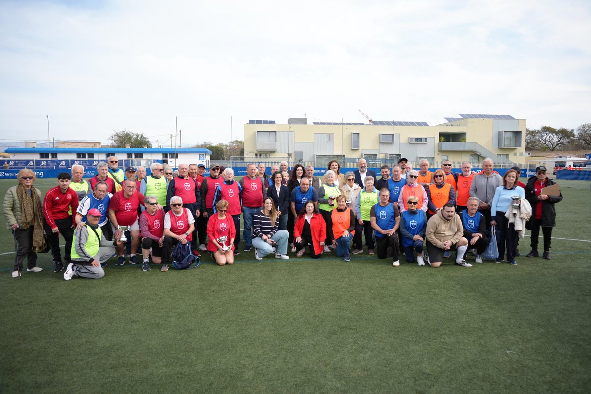 GOIB_Social's tweet photo. ⚽️ La consellera Sandra Fernández ha assistit avui a la jornada “Futbol a peu”, celebrada al camp de Son Malferit i organitzada per la Federació de persones majors de Palma i @FFIB_oficial https://t.co/ixQJzZIEBz