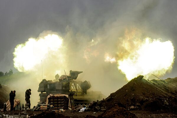 Algún día se hablará que en este tiempo miles de personas murieron solo porque un millonario quería desviar la atención de su presencia en los Expedientes de Epstein. 
#ExpedientesEpstein