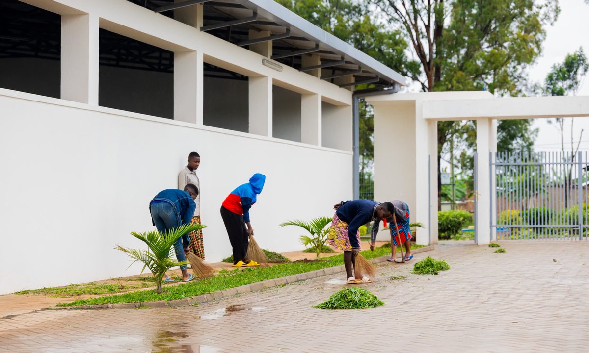 KireheDistrict's tweet photo. Uyu munsi mu Karere habaye umuganda wihariye w'urubyiruko wo gusukura inzibutso mu rwego rwo kwitegura kwibuka Jenoside yakorewe abatutsi ku nshuro ya 32, bawukoreye ku rwibutso rwa Nyabitare bari n'umuyobozi w'akarere wungirije ushinzwe iterambere ry'ubukungu @NzirabatinyaMo4 https://t.co/7zH9eUQZV5