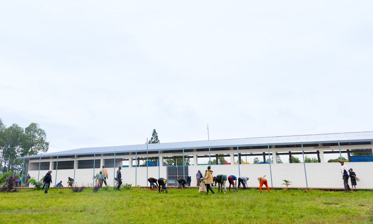 KireheDistrict's tweet photo. Uyu munsi mu Karere habaye umuganda wihariye w'urubyiruko wo gusukura inzibutso mu rwego rwo kwitegura kwibuka Jenoside yakorewe abatutsi ku nshuro ya 32, bawukoreye ku rwibutso rwa Nyabitare bari n'umuyobozi w'akarere wungirije ushinzwe iterambere ry'ubukungu @NzirabatinyaMo4 https://t.co/7zH9eUQZV5