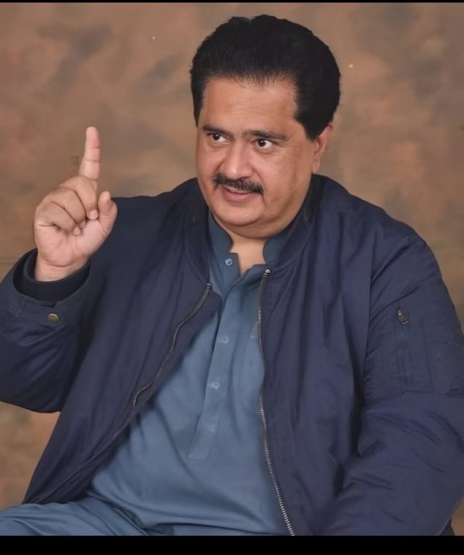 He is Nabil Gabol, a politician from the Pakistan People’s Party, who was very happy after Dhurandhar was released.

 He claimed that Jameel Jamali’s character was based on his life, and said people started calling him Jameel Jamali.

But after Dhurandhar 2, he suddenly changed