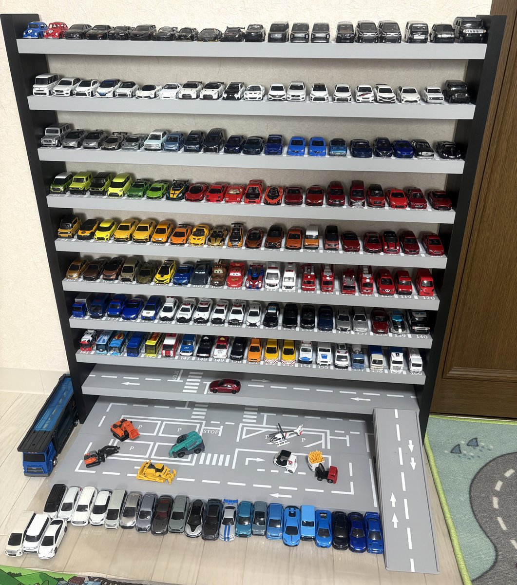 アップス トミカ収納棚 10段 ミニカー収納棚【駐車場・道路柄 溝ありタイプ】オプション①つき