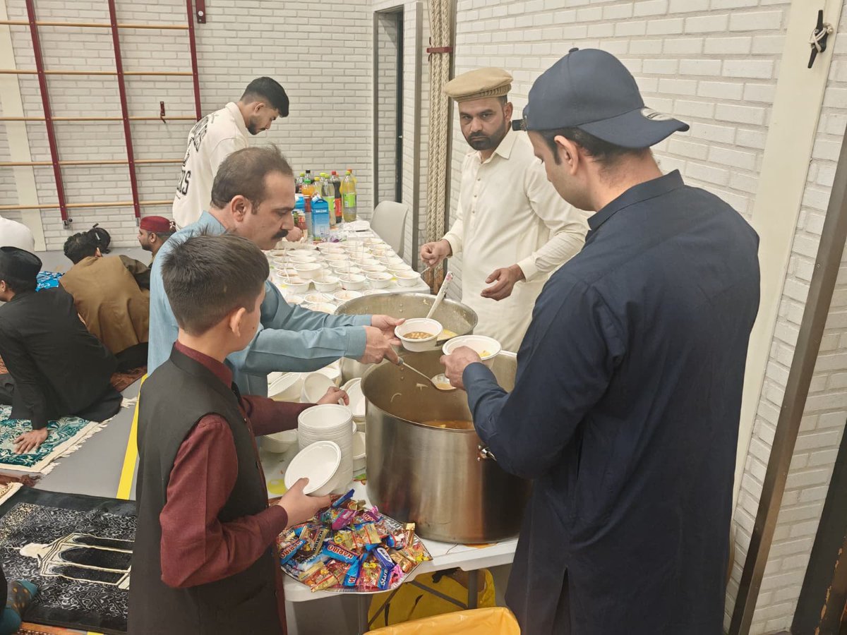 RotterdamAMJO's tweet photo. Eid Mubarak! 🌙 Geen feest zonder inzet!  Gisteren tijdens Eid hebben onze jongeren geholpen met het koken, serveren en het inrichten van de zaal. Een prachtige dag vol broederschap en actie. ✨

#Khuddam #Eid2026 #Ahmadiyya #Rotterdam https://t.co/HtZjhlJaxl