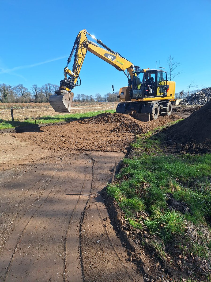 Nieuwe oprit maken bij een boerderij in <a href="/rossum/">Ross Mitton</a>. #grondwerk #caterpillar