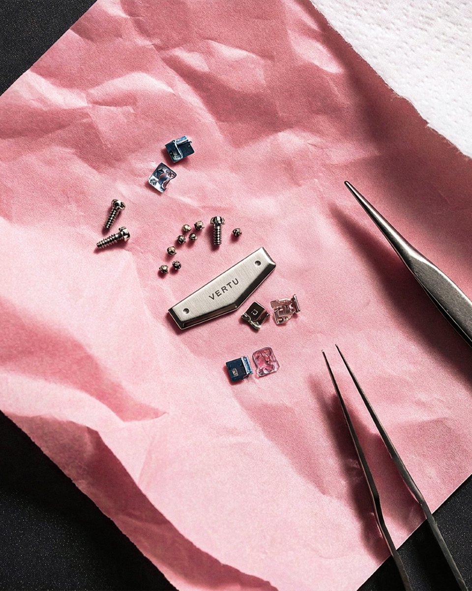 VertuEngland's tweet image. EXCLUSIVELY CRAFTED.

SOFT PINK
Awakens the edge of beauty.

A masterpiece in texture.
A signature of rare taste.

Tap to explore VERTU now.

#VERTU #METAVERTU #PinkCalfskin #LuxuryTech #Premium #GiftsForHer #LuxuryPhone #LuxuryInnovation #Craftsmanship #ElegantTech