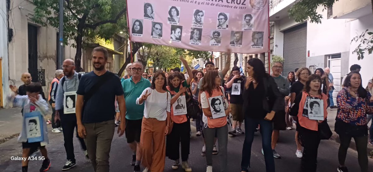 Construir Memoria es construirnos futuro, por eso todos los años nos encontramos en la Marcha de Antorchas desde Balvanera hasta San Cristóbal, que crece año a año. Hermosa jornada 🩵

#QueDiganDóndeEstán
#24deMarzo
#MemoriaVerdadYJusticia