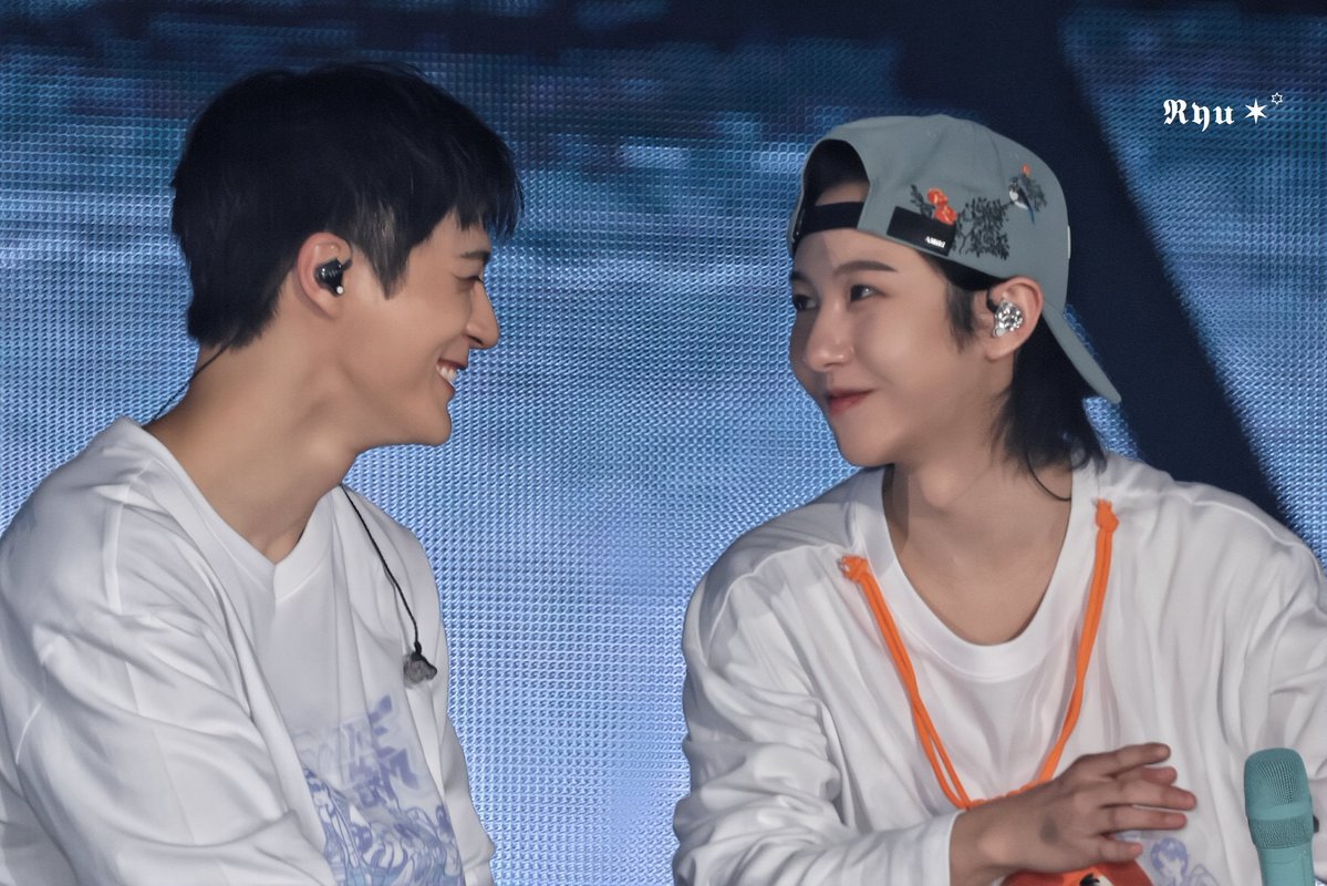 คือดูจากสายตาก็พอจะรู้ละทำไมหลุดชมเขาหล่อ ลูกแม่เหมือนแม่มาก ในด้านชอบคนหล่อ5555555