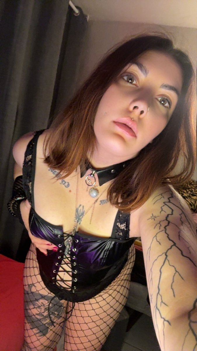 Une belle domina pour de réels soumis 🌙