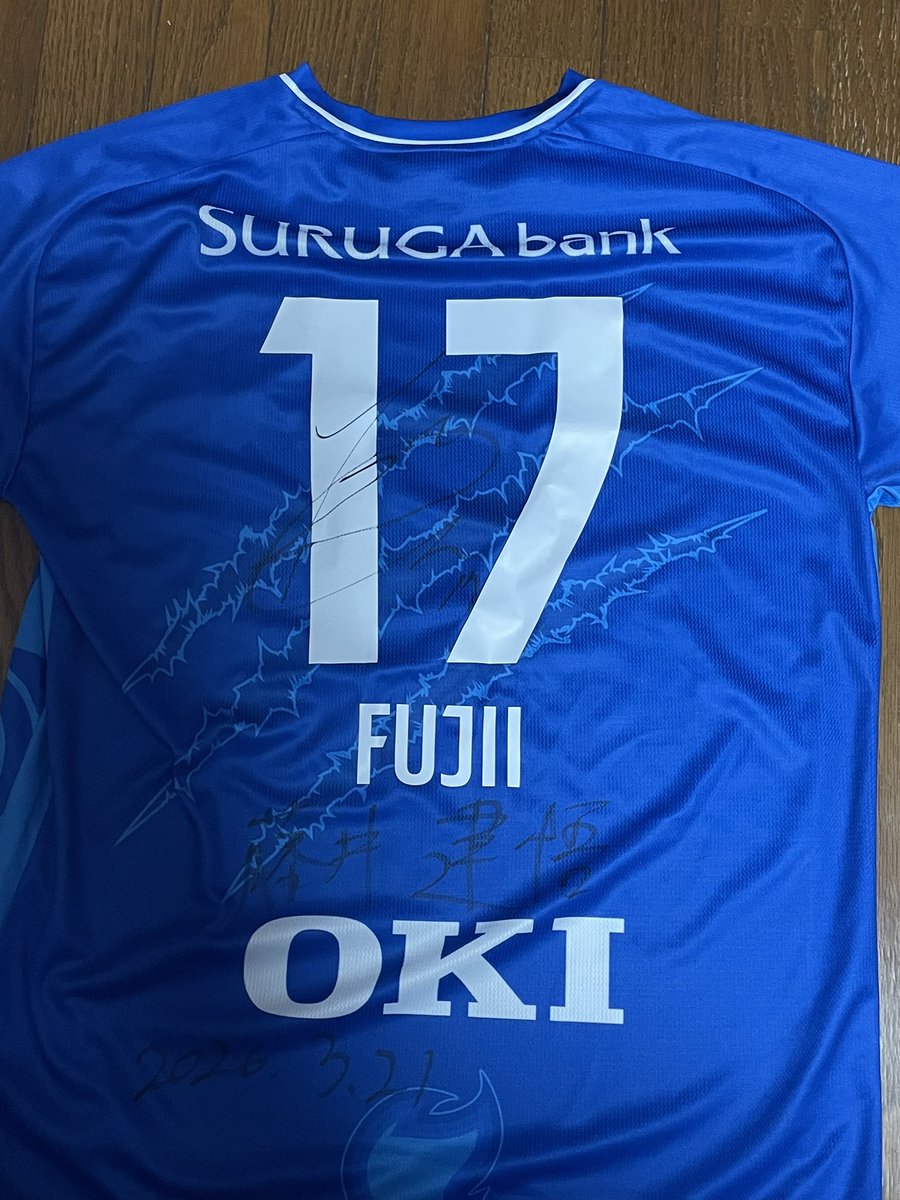 今年のユ二にサインとゴールを決めた今日の日付を書いてもらった。
#アスルクラロ沼津 
#azulclaro 
 #藤井建悟