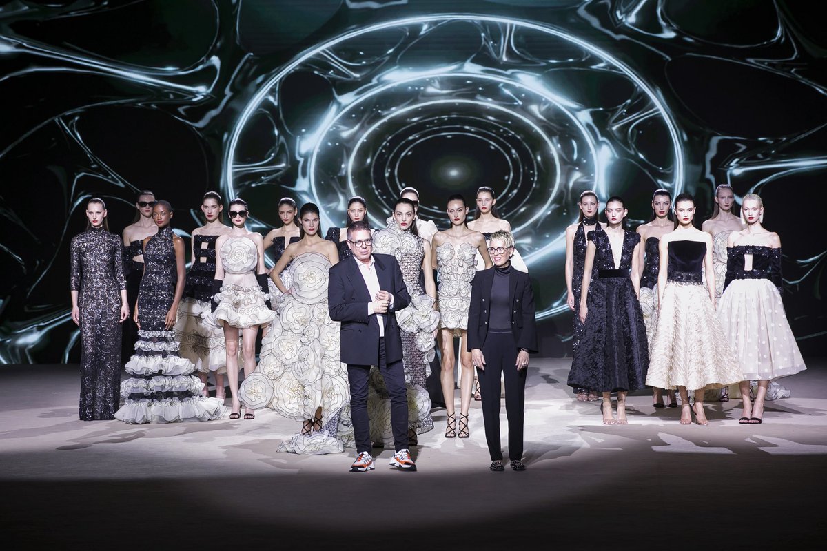 Macarena_Olona's tweet photo. Sus diseños son esencia de mujer.

Acompañando, un año más, a mi querido Hannibal Laguna en la mayor pasarela de moda de España, la Mercedes Fashion Week Madrid.

Las cenicientas también soñamos por un día 💫 https://t.co/cPDOvg3G1s