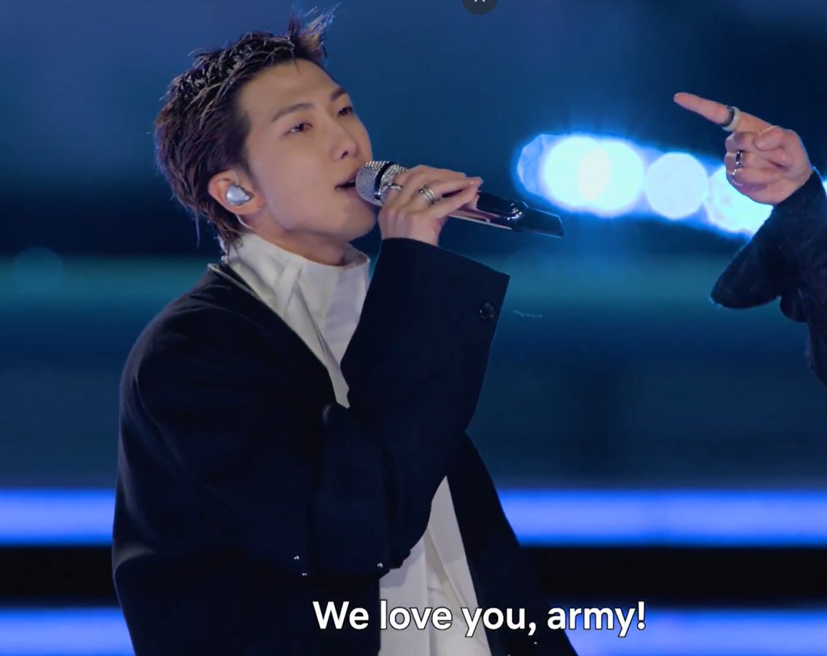 portalKNJ's tweet photo. 260321 Tradução 🇧🇷 da carta do Namjoon no Weverse

"Agradecemos a todos que estiveram conosco no show em Gwanghwamun.

Olá, somos o BTS. 

Após uma longa espera de 4 anos, nós sete membros nos reunimos novamente e encontramos vocês neste espaço tão significativo que é Gwanghwamun. Gostaríamos de expressar nossa sincera gratidão a todos que nos ofereceram apoio e consideração sem reservas para que nosso palco de retorno pudesse ser realizado com segurança.

Primeiramente, gostaríamos de inclinar nossas cabeças [gesto cultural coreano] em agradecimento à polícia, aos bombeiros, ao governo e às autoridades locais, que acolheram a Praça de Gwanghwamun como palco do nosso retorno e trabalharam para garantir que o evento fosse seguro, mesmo com uma multidão tão grande, sem que ocorressem grandes incidentes.

Também pedimos sinceras desculpas e agradecemos profundamente aos cidadãos que suportaram diversos inconvenientes, grandes e pequenos, como o controle de tráfego e o barulho. Aos comerciantes e trabalhadores da região de Gwanghwamun, também expressamos nosso arrependimento e gratidão. Nunca consideraremos como algo garantido essa consideração calorosa com que vocês acolheram nosso show com um coração generoso, e a guardaremos profundamente em nossos corações por muito tempo.

E acima de tudo, nosso tudo e nosso orgulho, nosso amado ARMY! Muito obrigado por continuarem acreditando em nós e esperando por tanto tempo sem mudar. No momento em que ouvimos os gritos de vocês preenchendo toda a praça, sentimos um coração transbordante de emoção — "ah, finalmente voltamos". Mesmo em meio a uma multidão tão grande, ficamos ainda mais comovidos ao ver vocês aproveitando o show com consideração uns pelos outros, de forma madura e organizada. Como sempre, vocês são o nosso maior orgulho. Também enviamos nosso amor e gratidão sinceros a todos os ARMYs ao redor do mundo que nos apoiaram com o mesmo sentimento de além das telas.

Este palco em Gwanghwamun não pertence apenas a nós, sete membros do BTS. Foi um palco construído com o esforço de todos que garantiram a segurança, com a compreensão calorosa dos cidadãos e com o amor constante do ARMY.
Não esqueceremos esse grande amor e apoio que vocês nos deram, e continuaremos a criar músicas ainda melhores e com mais impacto na jornada que o BTS seguirá daqui em diante. Esperamos que as memórias intensas de hoje permaneçam como um presente agradável no dia a dia de vocês por muito tempo.

Nós realmente fomos imensamente felizes.
Obrigado. 
21 de março de 2026.
BTS."