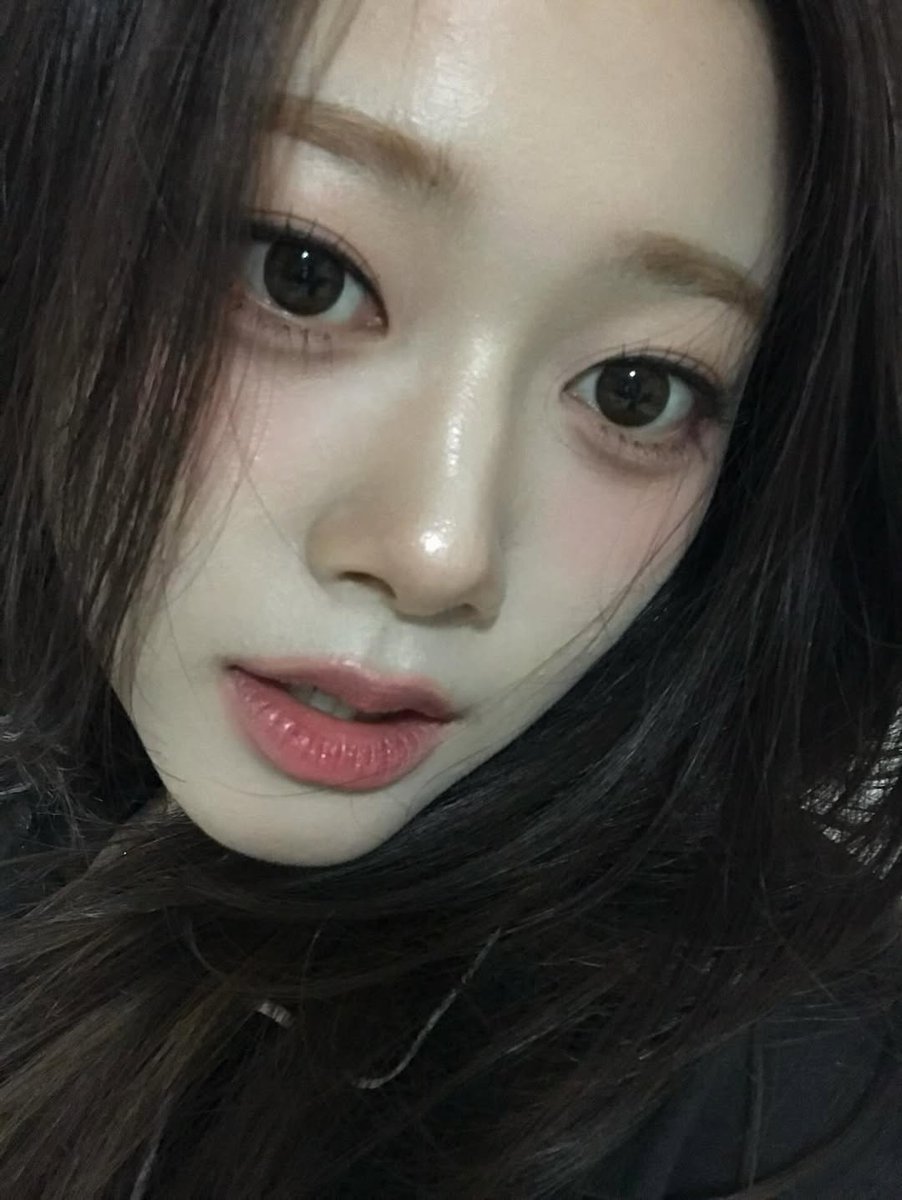 지민님 개 고능 셀카 오셨다 🧎‍♀️🧎‍♀️