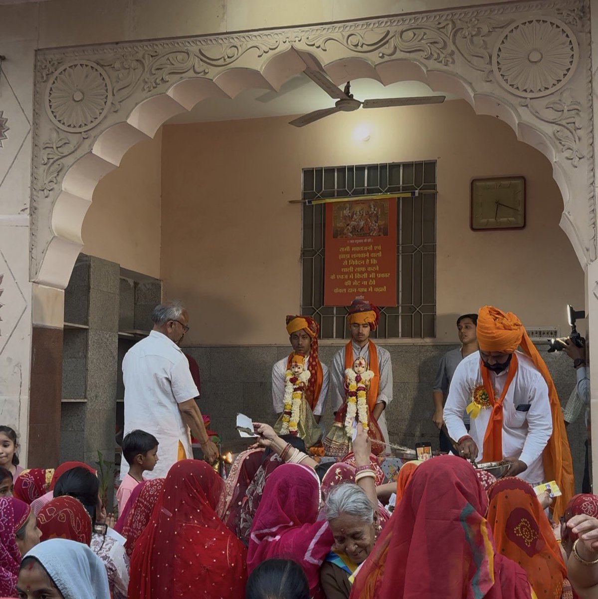 निवारू,झोटवाड़ा-जयपुर 🚩

आज निवारू झोटवाड़ा जयपुर में गणगौर की एक भव्य सवारी निकाली गई, जिसमे सम्मिलित होने का सौभाग्य मिला,जिसमें बैंड बाजे, घोड़े, नगाड़े और कालबेलिया नृत्य जैसे परंपरागत सांस्कृतिक तत्व शामिल थे।<a href="/rajput_of_india/">Rajput's Of INDIA</a> <a href="/RavindraBhati__/">Ravindra Singh Bhati</a>