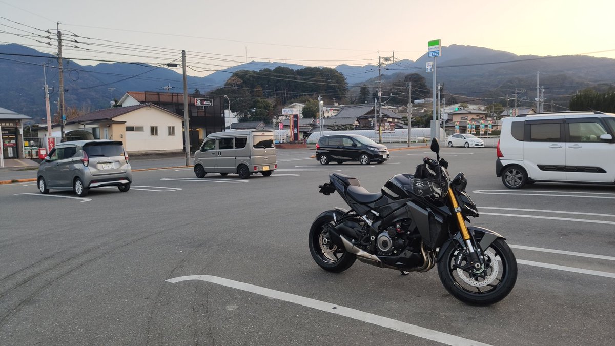 ie316's tweet photo. タイヤ交換して糸島方面に試運転。日が暮れてくるとやっぱ寒い。

#GSX-S1000
#ミシュラン https://t.co/u9PZKnxkjd