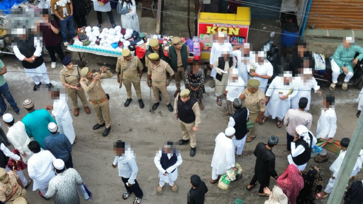 श्रीमती उपासना पाण्डेय, सहायक पुलिस आयुक्त कोतवाली नगर द्वारा थाना विजयनगर पुलिस बल के साथ ईद-उल-फितर त्यौहार के दृष्टिगत  ईदगाह व मस्जिदों की सुरक्षा व्यवस्था का जायजा लिया गया एवं लोगों से वार्तालाप करते हुए ड्यूटीरत कर्मचारियो को आवश्यक दिशा निर्देश दिए गए।
<a href="/Uppolice/">UP POLICE</a>