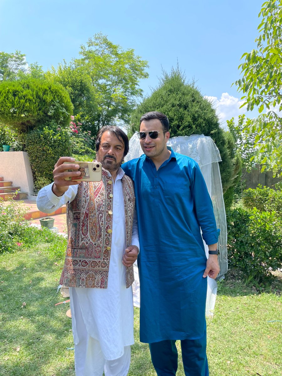 zaibsofi_'s tweet photo. Fan boy moment with Dad today at our Handwara residence.
Eid Mubarak to you all 🙂 https://t.co/vTvdJHlpUl
