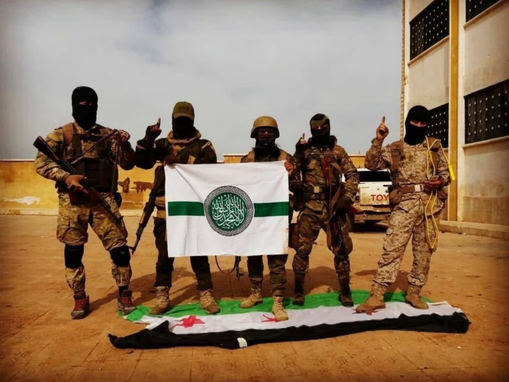 قبل محاسبة ذاك الكردي الذي أنزل العلم السوري في كوباني👇🏻

عليكم محاسبة هيئة تحرير الشام أولاً وعلى رأسهم المدعو الجولاني 

عناصر الهيئة داسوا على العلم السوري في مدينة الأتارب سابقاً 

{ وَإِنۡ حَكَمۡتَ فَٱحۡكُم بَیۡنَهُم بِٱلۡقِسۡطِۚ إِنَّ ٱللَّهَ یُحِبُّ ٱلۡمُقۡسِطِینَ }