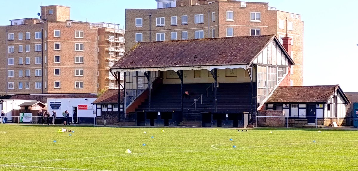 wanderintractor's tweet image. Made it to the Polegrove for the #SCEFL Premier clash between @Bexhill_United and @ShorehamFC
Entry £7 and printed programme at just £1. Very good sausage roll for £2 and a hair of the dog Thatchers Gold (please work!) 😁
#NonLeague #grassroots