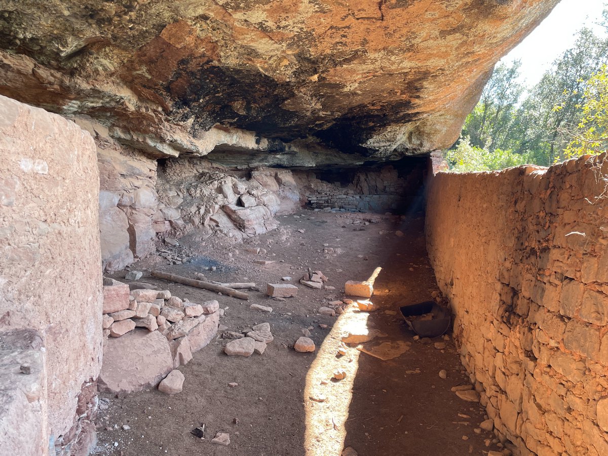 FSerra77's tweet photo. Les construccions de #pedraseca constitueixen un dels nostres #patrimonis més nostrats, que ens traslladen en el moment àlgid de la vinya al #Bages. Dins del terme de #Rocafort i a prop de la #ValldelFlequer, hi trobem les #BalmesRoges, una meravella. Espectacular! https://t.co/k6pGbUQsh1