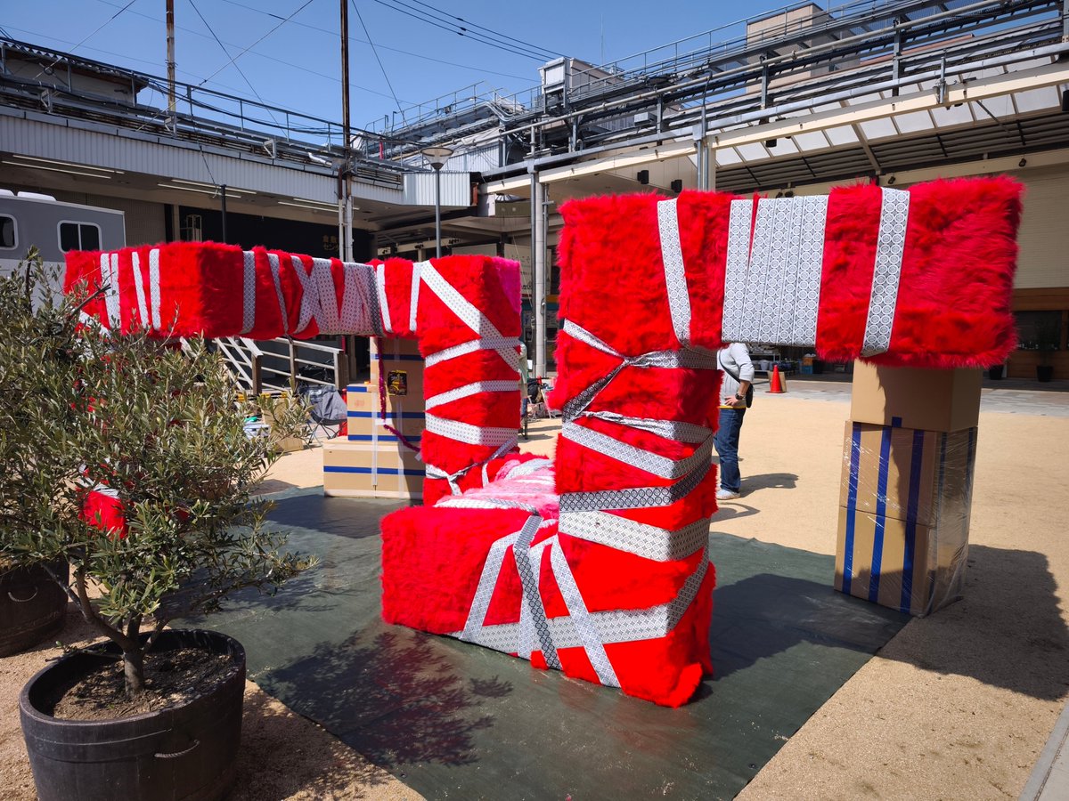 jack19998's tweet photo. 「搬入プロジェクト倉敷計画」
おもしろかった！祭祀的印象が強く、世界各地で行われているのも頷ける。形も蛇というか龍っぽい部分がある。色も紅白。段ボールブロックx29で、重さは50kg程度と絶妙な重さ。強度は十分にある。
1枚目右手前の三角のは子ども神輿。 https://t.co/8IJCfjPcHx