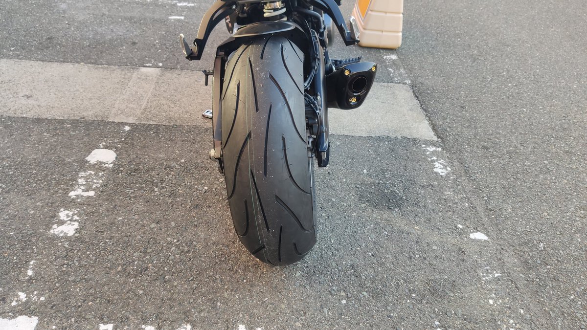 ie316's tweet photo. タイヤは新しいのに限るね、値段の高いタイヤじゃなくていいからさ。

#ミシュラン
#GSX-S1000 https://t.co/6hjRBXHy5g