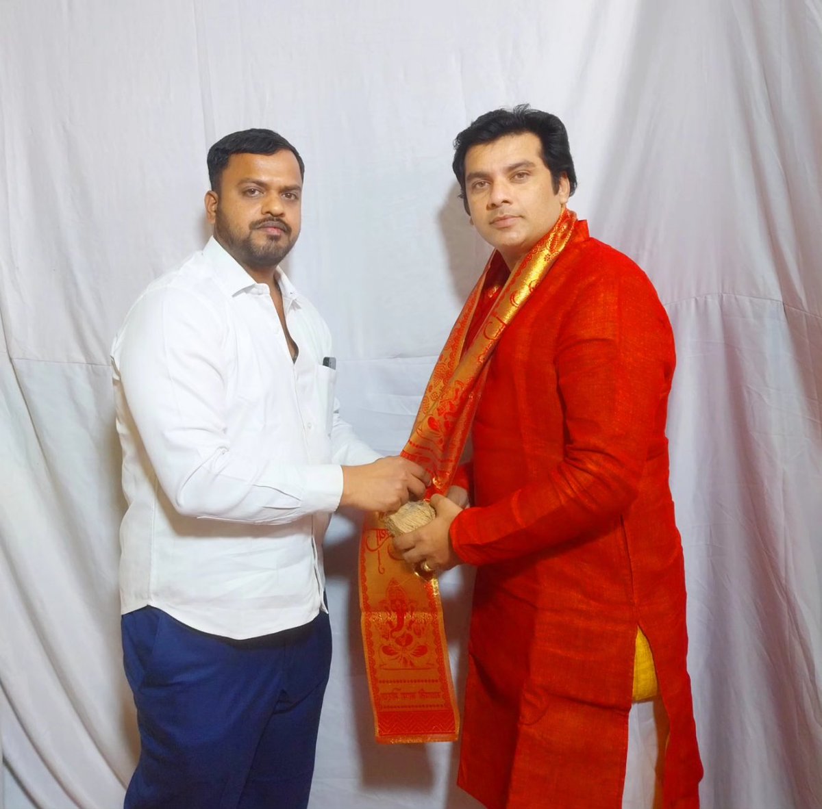 rohan_raskar's tweet photo. सालाबादप्रमाणे यावर्षीही गुंड परिवाराच्या वतीने #श्री_स्वामी_समर्थ महाराज प्रकट दिनानिमित्त मला सन्मानपूर्वक आमंत्रित करण्यात आले होते.

या पावन प्रसंगी मी श्री स्वामी समर्थांच्या चरणी लीन होऊन सर्वांच्या जीवनात सुख, शांती आणि समाधान नांदो, अशी मनःपूर्वक प्रार्थना केली. https://t.co/5vSMHdENPo