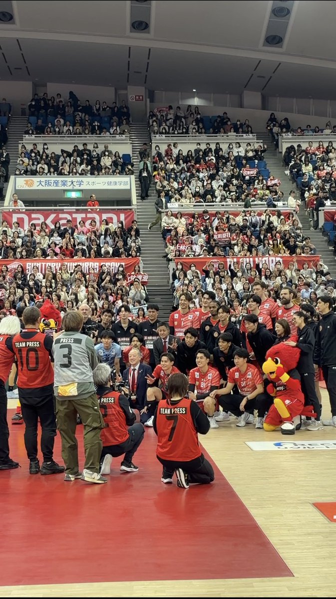 kaoyanun's tweet photo. 予定なくなって急遽行くことになったvsｳﾙﾄﾞ！1人だったけど隣の方が話しかけてくれて楽しかったぁ〜
席近過ぎたし、ｻｲﾝﾎﾞｰﾙ狙い投げしてもろて感無量🥹
2026.3/21

#SVリーグ
#男子バレーボール
#サントリーサンバーズ
#関田誠大 https://t.co/fFtlGCvuKW