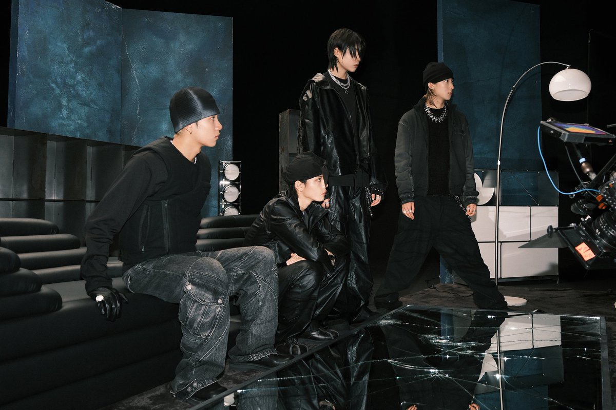 bimmingyu's tweet photo. Capturing the shadows. We wanted the Backseat MV to feel heavy and immersive, and these silhouette shots really nailed that feeling. It’s amazing to see how the lighting transforms a simple white room into something completely different. https://t.co/7OPlBZMX8w
