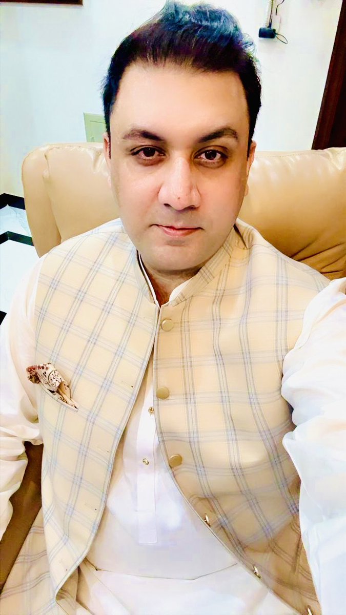 khurramchaudry's tweet photo. Mandatory Eid Selfie .
#عيد_الفطر_١٤٤٧ه #EidMubarak #Eidlfitr https://t.co/uAzh3QKgWX