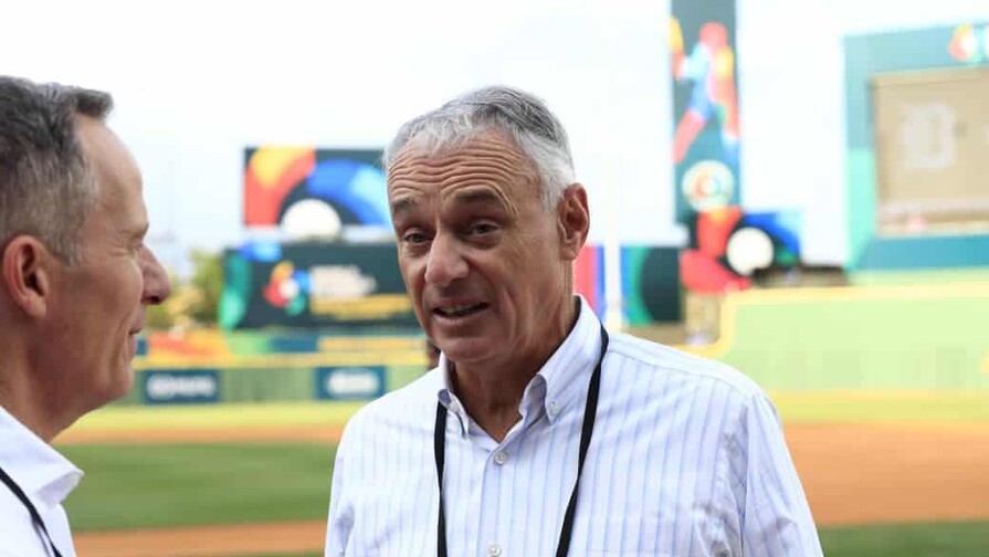 Rob Manfred: "Te cuento algo: fui a ver los juegos de exhibición de Dominicana contra Detroit… y el manager AJ Hinch me dijo que lo más difícil fue conseguir pitchers que quisieran lanzar ahí.
¡Nadie quería enfrentar ese lineup!"

Foto: Diario Libre