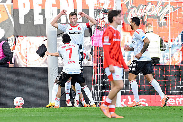 No Max-Morlock-Stadion, o Nürnberg encarou o Kaiserslautern, o Der Club venceu por 3-0, gols de Lochosvilli (2x) e Markhiev.

#FCNFCK
#Bundesliga