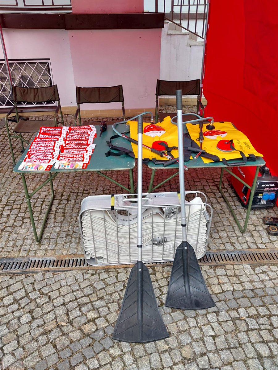 🌸🌲 W pierwszy dzień wiosny wspólnie z Lasami Państwowymi obchodziliśmy „Święto Lasu”! 🌿🔥
🚒 PSP przygotowała stoisko, na którym prezentowaliśmy sprzęt gaśniczy oraz omawialiśmy zagrożenia związane z pożarami lasów i traw, a także  rozdawaliśmy poradniki bezpieczeństwa.