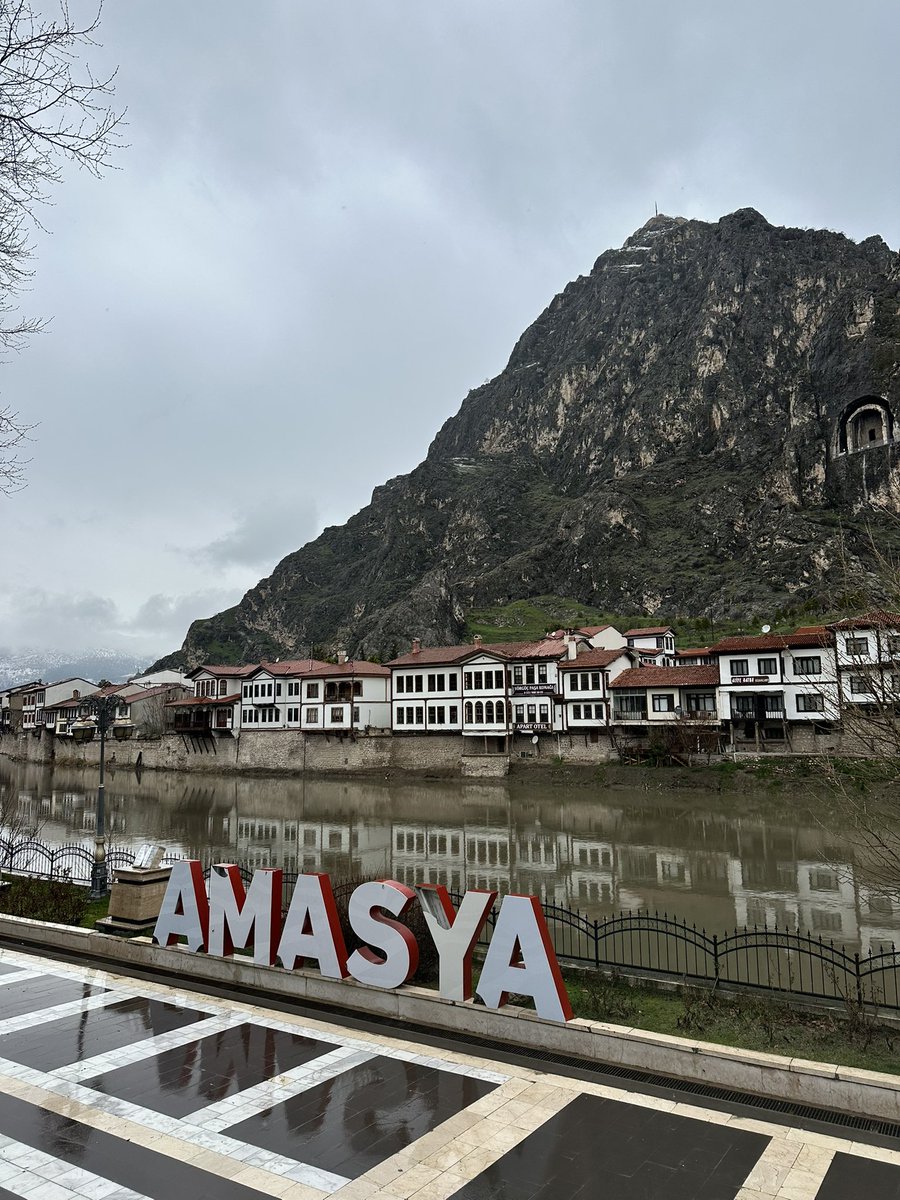 amasyaironi's tweet photo. kızın bayramlaştığı akrabaları: Göz doktoru Ahmet amcası , Avukat Ayşe teyzesi,  Mühendis Ali dayısı

bizimkiler: alcoğon topal hüseyin, çillinin kel mehmet, zantunun Murat, düşük tuman Ahmet https://t.co/5hcFODKNj3