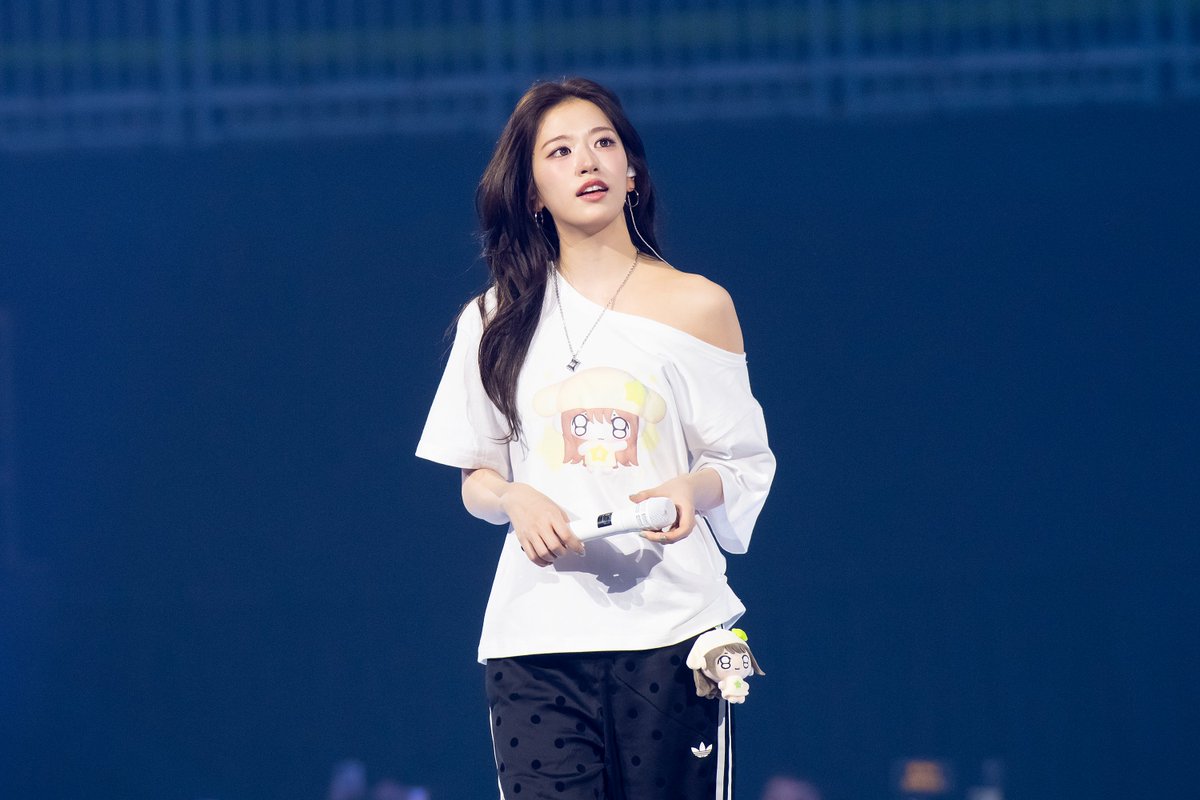 deuxistsh's tweet photo. 2026 IVE THE 4TH FAN CONCERT <DIVE into IVE>
#가을 #유진 #레이 https://t.co/1XznMAtLAW