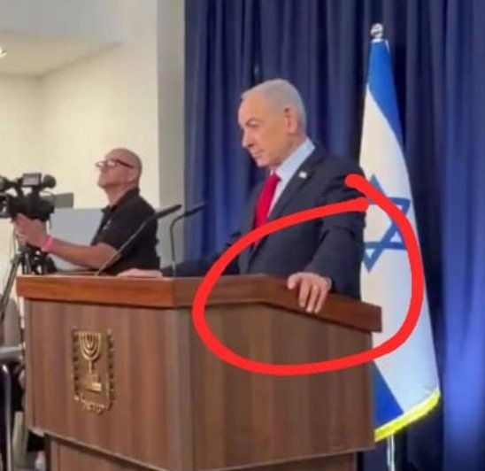 manolo_kub's tweet photo. A juzgar por este video, Netanyahu tiene, sin duda, el dedo meñique más largo que he visto en toda mi vida. Lo más absurdo de todo esto es que insisten en hacer pasar estos evidentes errores de la IA como la realidad. https://t.co/pZiQfJktDH