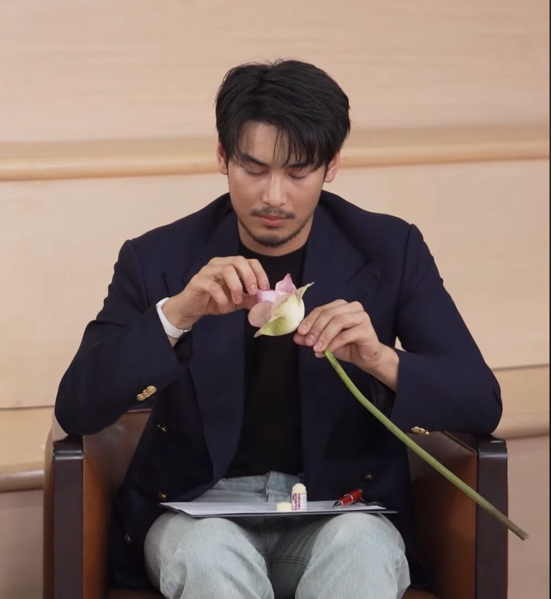 เจนซีเทรนด์ตอนนี้คือถ่ายกับดอกบัวเหรอ พี่มาก่อนกาลนะน้องนะ ตัวพ่อหัวใจถวายวัด
#ApoNattawin