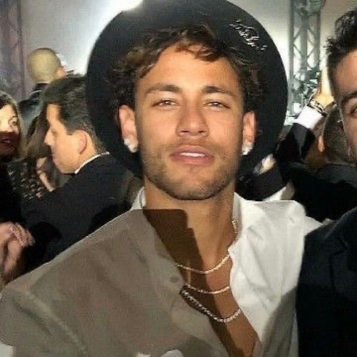 crystlskies's tweet photo. ustedes a emilia la odian por mala mina yo la odio porque tuvo la oportunidad de estar con neymar, lando norris y luke hemmings y se fue con el feo de duki https://t.co/gLC5IilO5s
