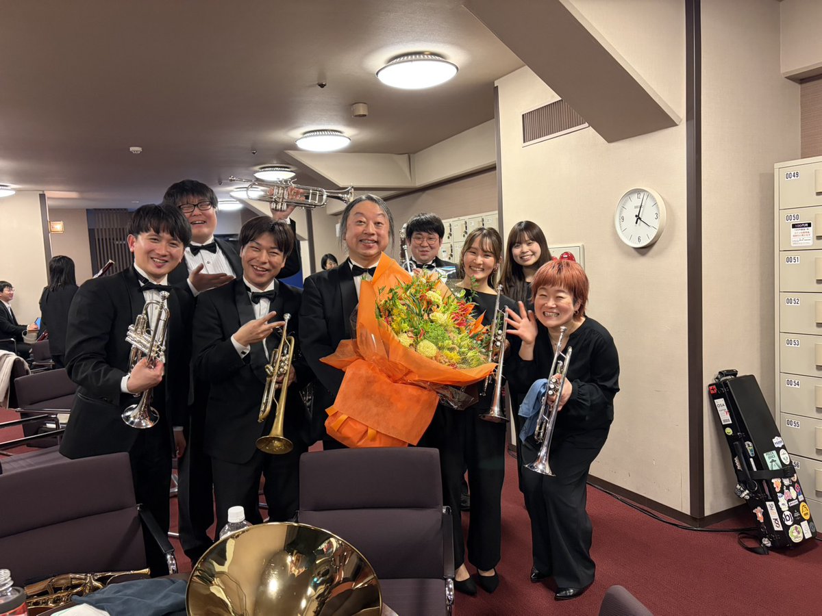 お越しいただいた皆様ありがとうございました！休憩中にアルセナールを吹く楽員がいたという謎の行動があったらしいんですが、吹きたくなる気持ちもわかるよね!けど、アンコールはマーキュリーやねん！ていう気持ちいっぱいのおまけと思ってくださいね。トランペットチームwith潤さん✨いえーい！