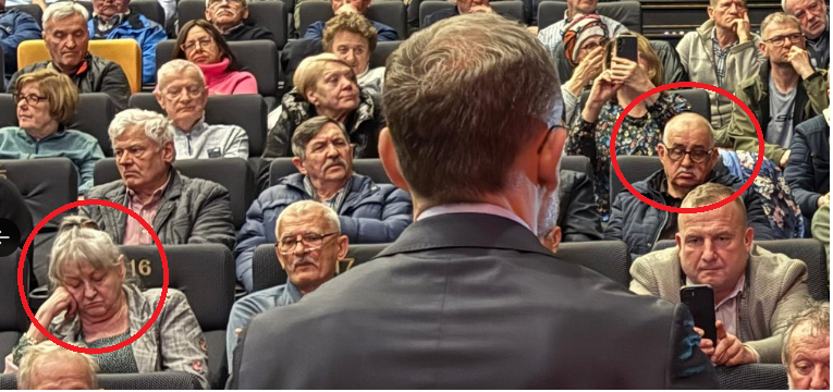 Zbyszek Bogucki  się pochwalił tłumami.
Emocje w Płocku podobno buzowały… chyba pod powiekami. Pewnie go tam tak uważnie słuchali, jak Premier na posiedzeniu rządu, na które się wprosił.