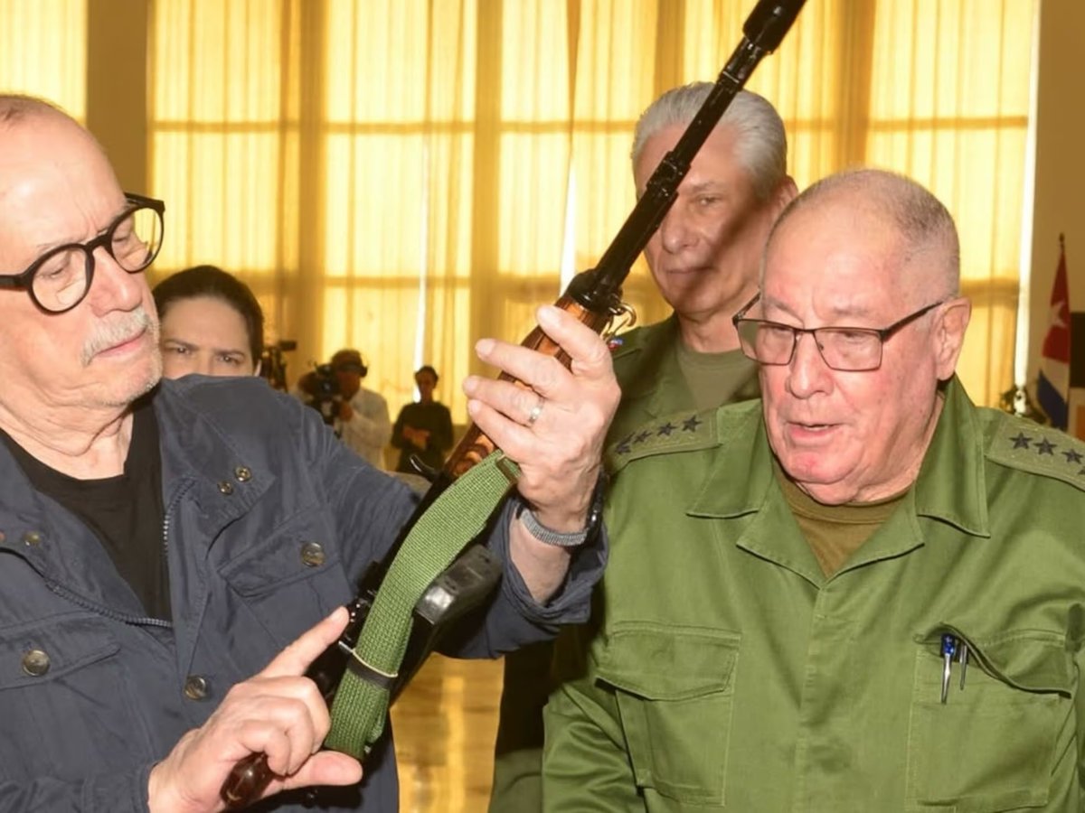 Si tanto quisieras defender a Cuba, Silvio Rodríguez, defenderías a los jóvenes que hoy se levantan, a sus madres valerosas que el régimen acosa. Pero preferiste defender al opresor, y eso es lo que quedará de ti para la historia: un trovador del poder, un cobarde, un juglar