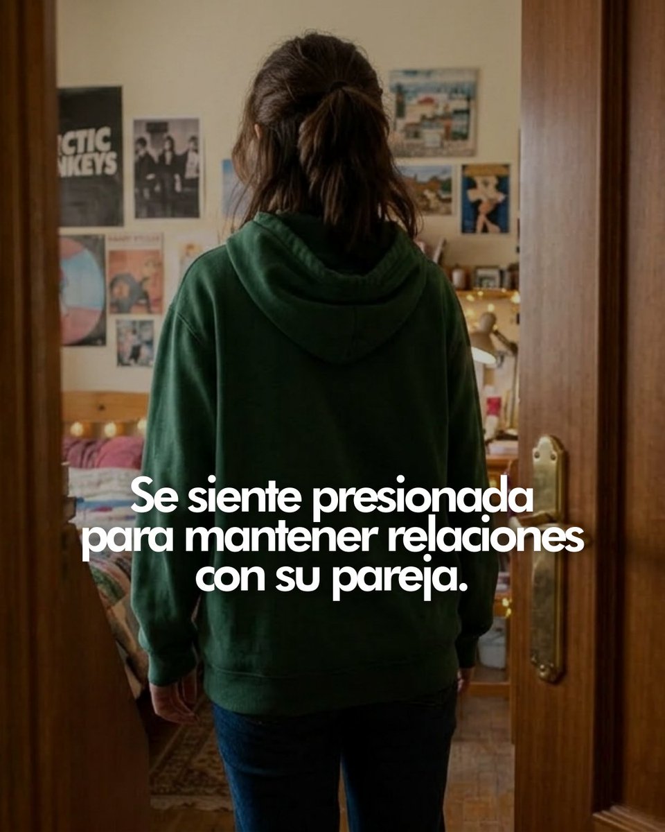 FundacionANAR's tweet photo. 🤔 ¿Crees que la relación de tu hijo/a adolescente es sana? A veces, el control se disfraza de "amor".
Revisar el móvil, vigilar cómo visten o pedir la ubicación constantemente es violencia por control. Ayúdales a identificarlo.
#ViolenciaDeGénero #NoEsAmor https://t.co/2jD44XANlC