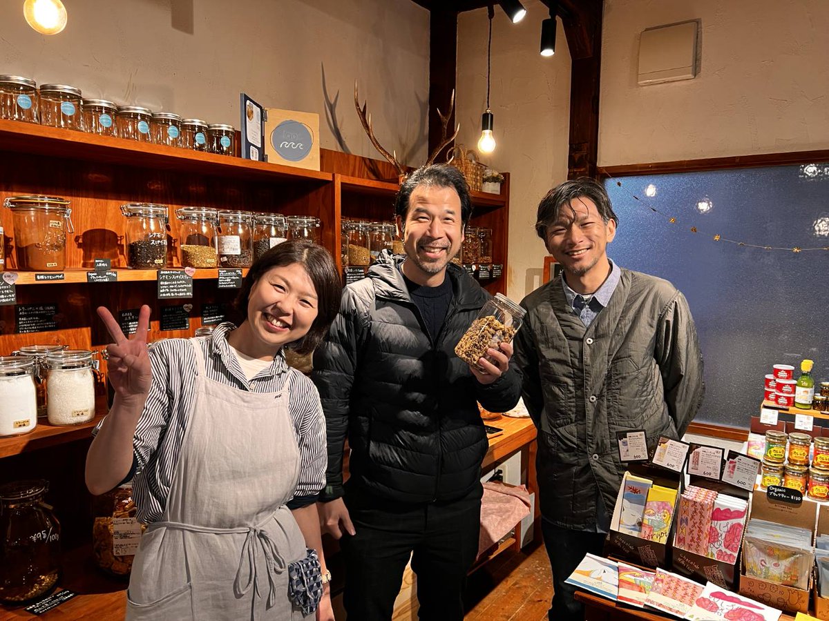 大学時代の同期、加納さんがやってる、自然食品のお店に行ってきました！

木の温もりが感じられるオシャレな店内には、ナッツやらグラノーラやら、身体に優しそうな自然食品が並んでました！
是非とも続いてほしい。

「はかりうりのお店 lagi」
instagram.com/lagi._.bulksho…

#はかりうりのお店lagi