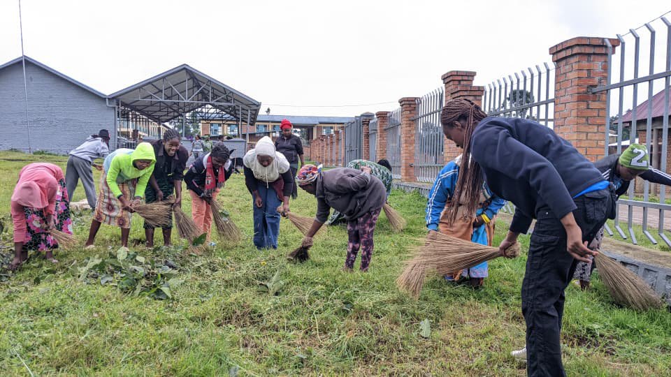 MusanzeYouth's tweet photo. 1/6. Uyu munsi; @RwandaYouth mu karere ka @MusanzeDistrict twifatanyije n'umuyobozi w'Akarere wungirije ushinzwe imibereho myiza y'abaturage bwana @TheoKayiranga arikumwe n'abahagararaiye inzego z'umutekano, perezida wa @Ibuka_Musanze .. @nzogera https://t.co/OFQCBwZhiF