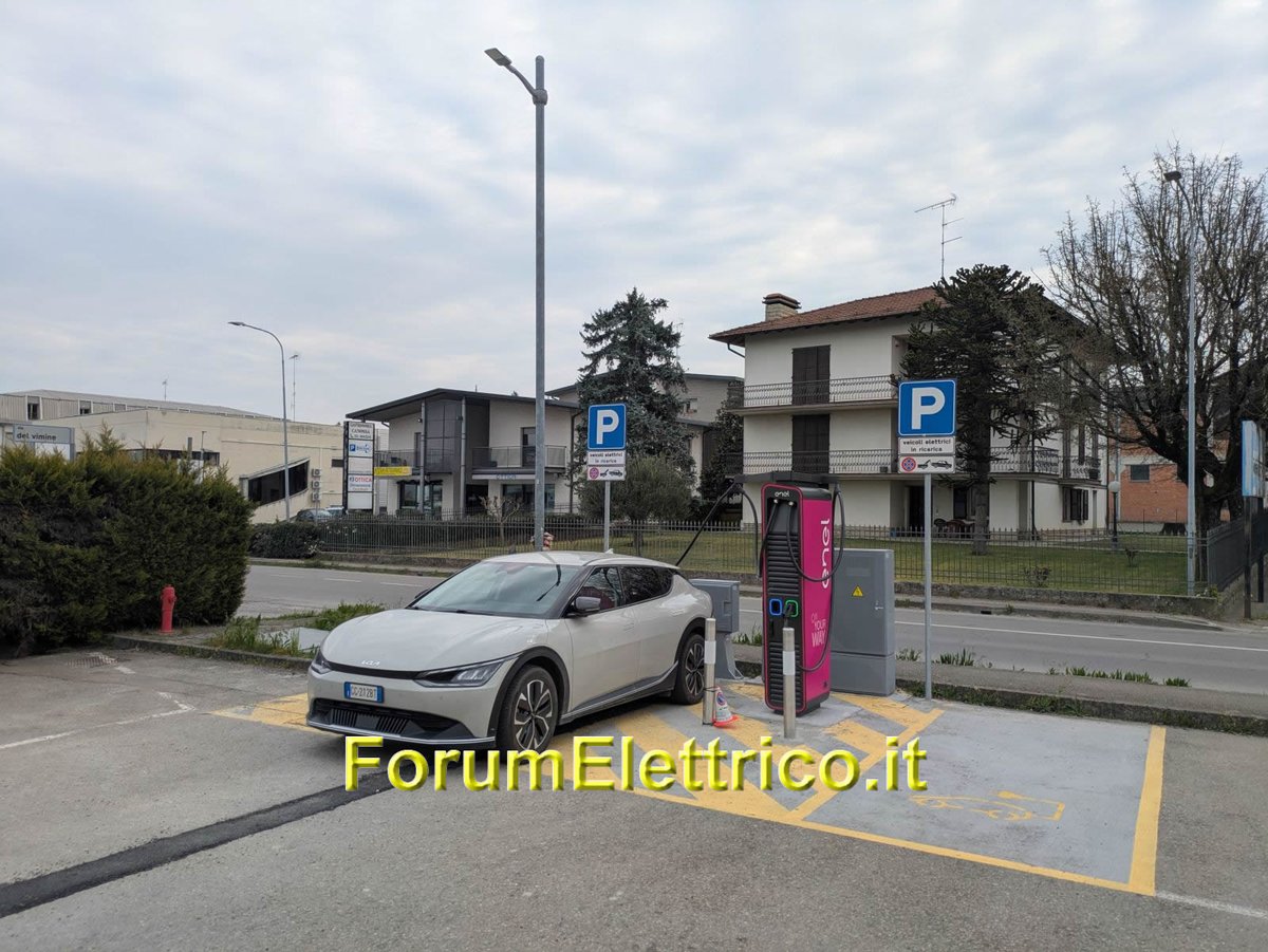 La colonnina Enel Fast presso Ricci Casa di Canossa RE: tutto ok fino ad 89 kW ed accanto c'è un ristorante pizzeria, mentre di fronte troviamo un bel bar con tavoli anche all'aperto forumelettrico.it/forum/colonnin… #CianodEnza #Canossa #ReggioEmilia #enel