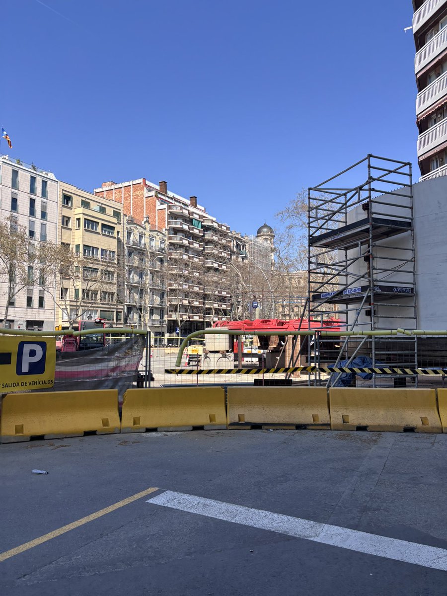 Van arribant peces de la tuneladora a les obres de la Gran Via a Plaça Espanya mentre s’amplia la llargada de la nau del pou d’atac i s’ocupa cada cop més espai, acció necessària però que dificulta la convivència amb veïns, locals i autobusos