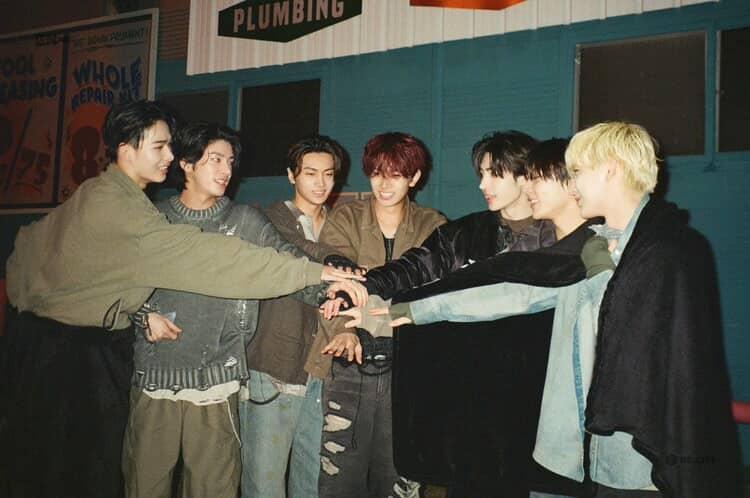 Come on guys drop tags for our"Enha... Enha... Enha... Enhypen "
LET ENHYPEN CREATE
#PROTECT_OUR_SEVEN  
#LET_ENHYPEN_CREATE  
#LET_HEESSUNG_DO_BOTH 

#boycott_belift #bring_heeseung_back #enhypen_is_7 #heeseung_solo_with_group