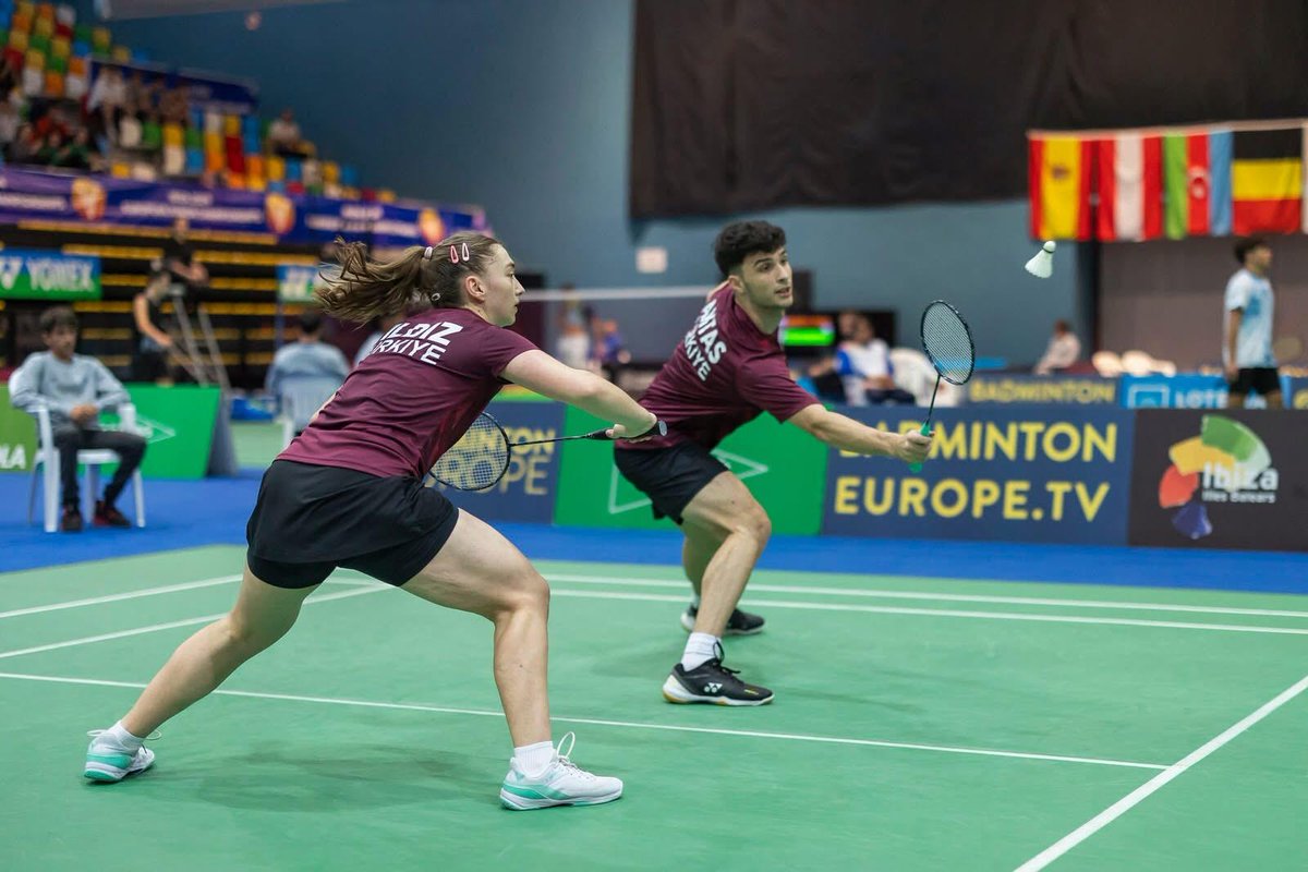 18–22 Mart 2026 tarihleri arasında Polonya’nın Łódź şehrinde devam eden Polish Open 2026 Turnuvası’nda;

• Tek Kadınlar kategorisinde Özge Bayrak
• Karışık Çiftler kategorisinde Buğra Aktaş – Sinem Yıldız

çeyrek finale yükseldiler